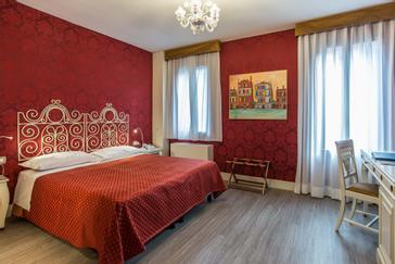 Hotel La Fenice et des Artistes | Venice | Galleria 77