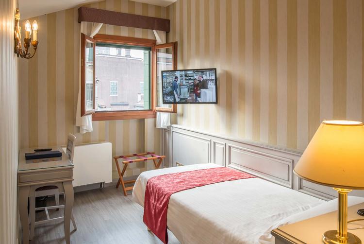 Hotel La Fenice et des Artistes | Venice | 3