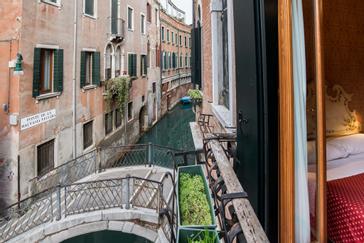 Hotel La Fenice et des Artistes | Venice | Galleria 48